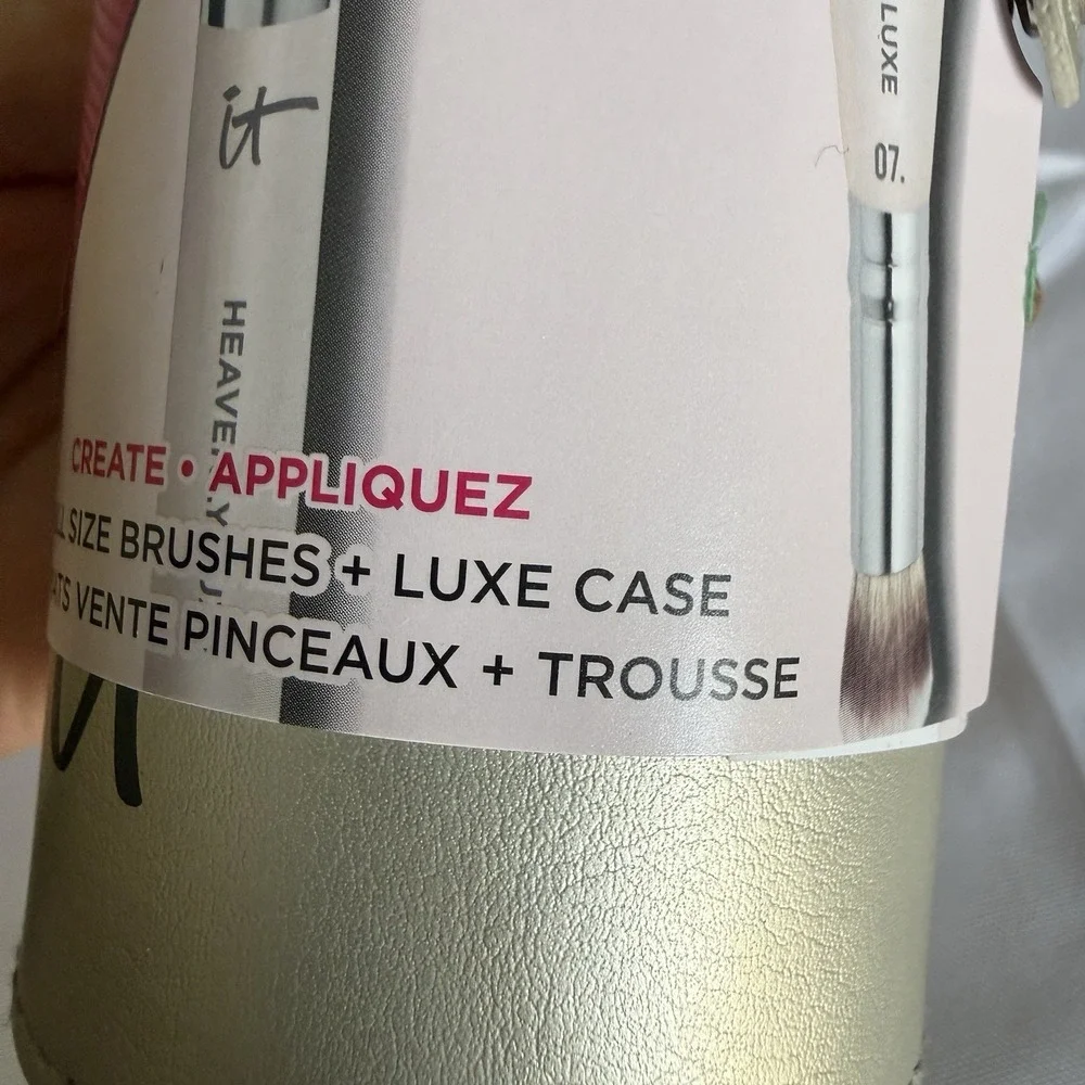 IT COSMETICS CREATE LUXE CASE + 3 FULL SIZE BRUSHES FOUNDATION, BLUSH, EYESHADOW